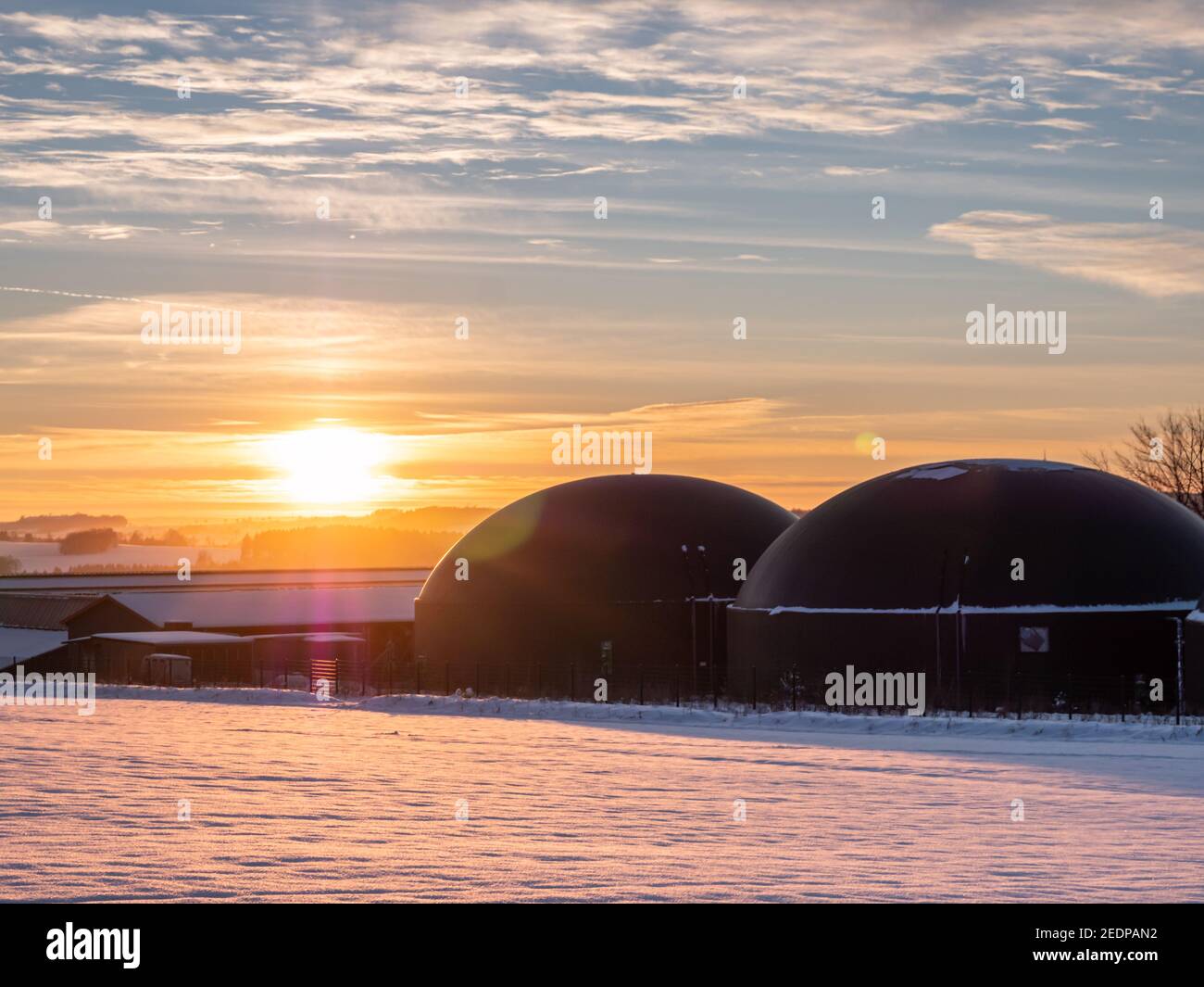 Biogasanlage im Winter Sonnenuntergang Stockfoto