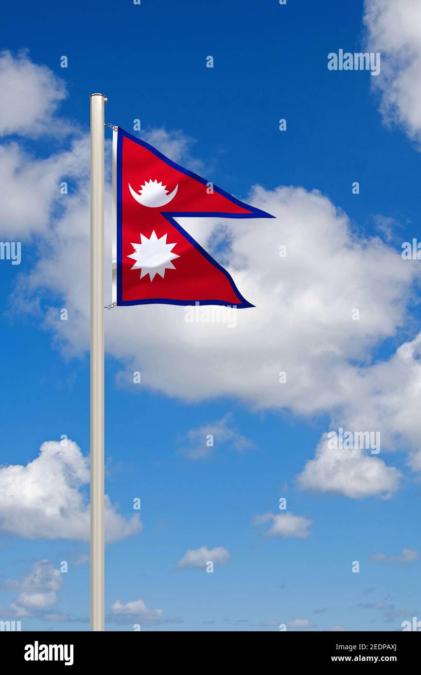 Flagge Nepals gegen blauen bewölkten Himmel, Nepal Stockfoto