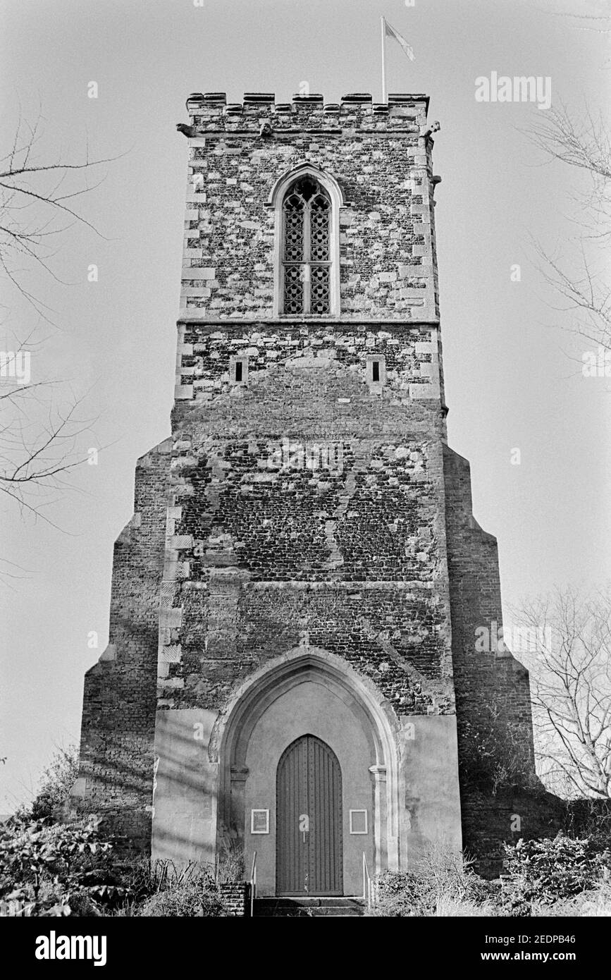 Der Vordereingang des historischen St. Mary's Kirchturms in Hornsey, North London, Großbritannien Stockfoto