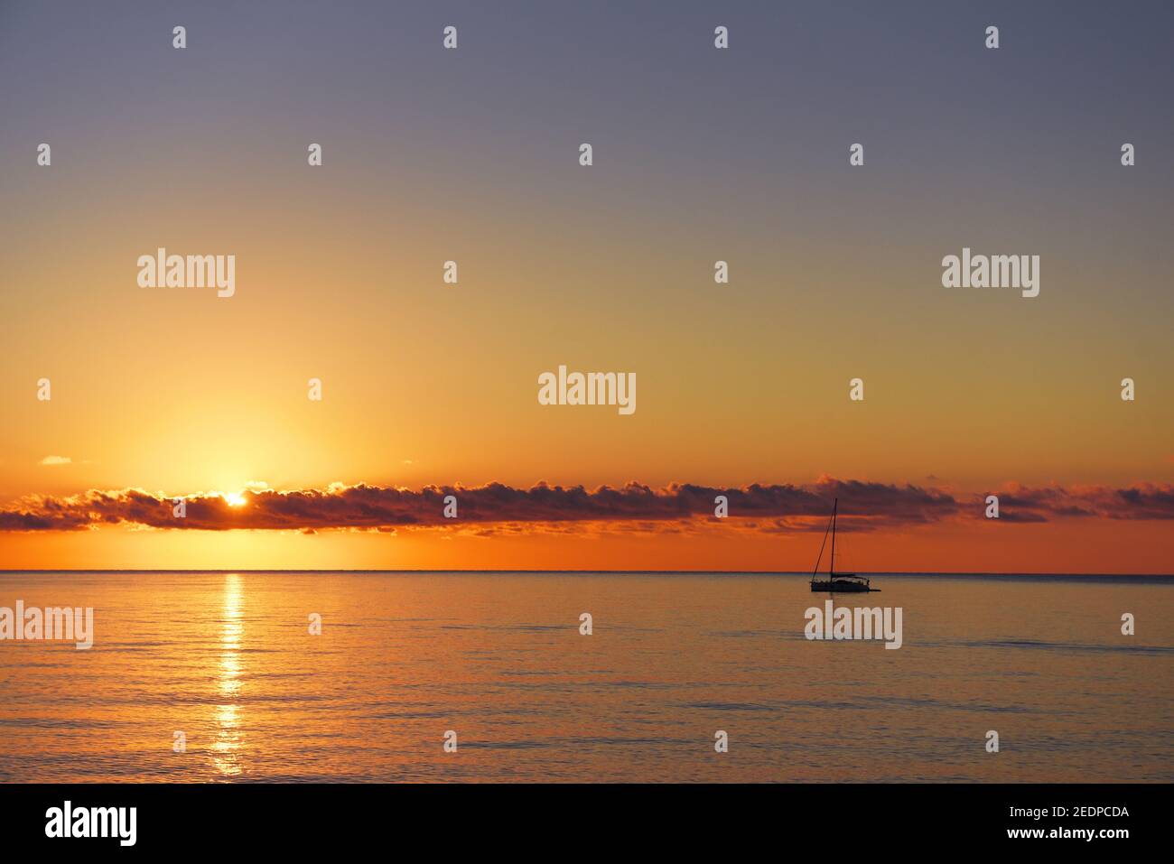 sonnenaufgang über dem Mittelmeer, Frankreich, Korsika, Solenzara Stockfoto