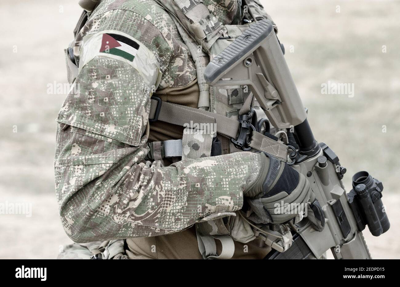 Soldat mit Sturmgewehr und Flagge Jordaniens auf Militäruniform. Collage. Stockfoto