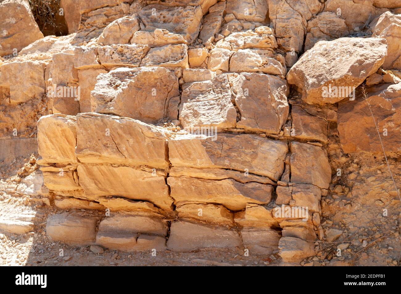 Felsstrata Nahaufnahme fotografiert bei Makhesh Ramon ein geologisches Merkmal der israelischen Negev-Wüste. Das Hotel liegt auf dem Gipfel des Mount Negev, der weltweit larg Stockfoto