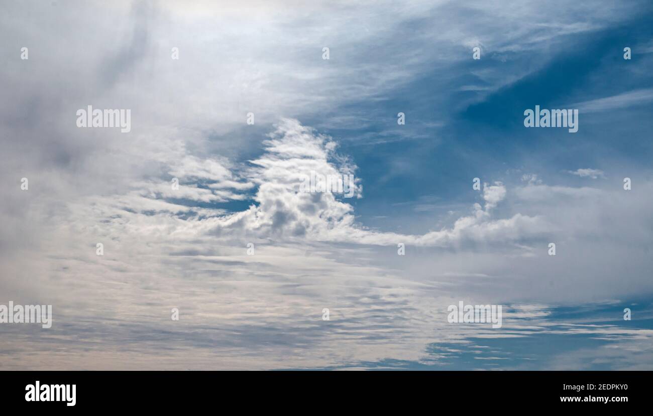 Blauer Wüstenhimmel Hintergrund mit hellen, weißen, Federwolken fotografiert in der Negev-Wüste, Israel im Februar Stockfoto