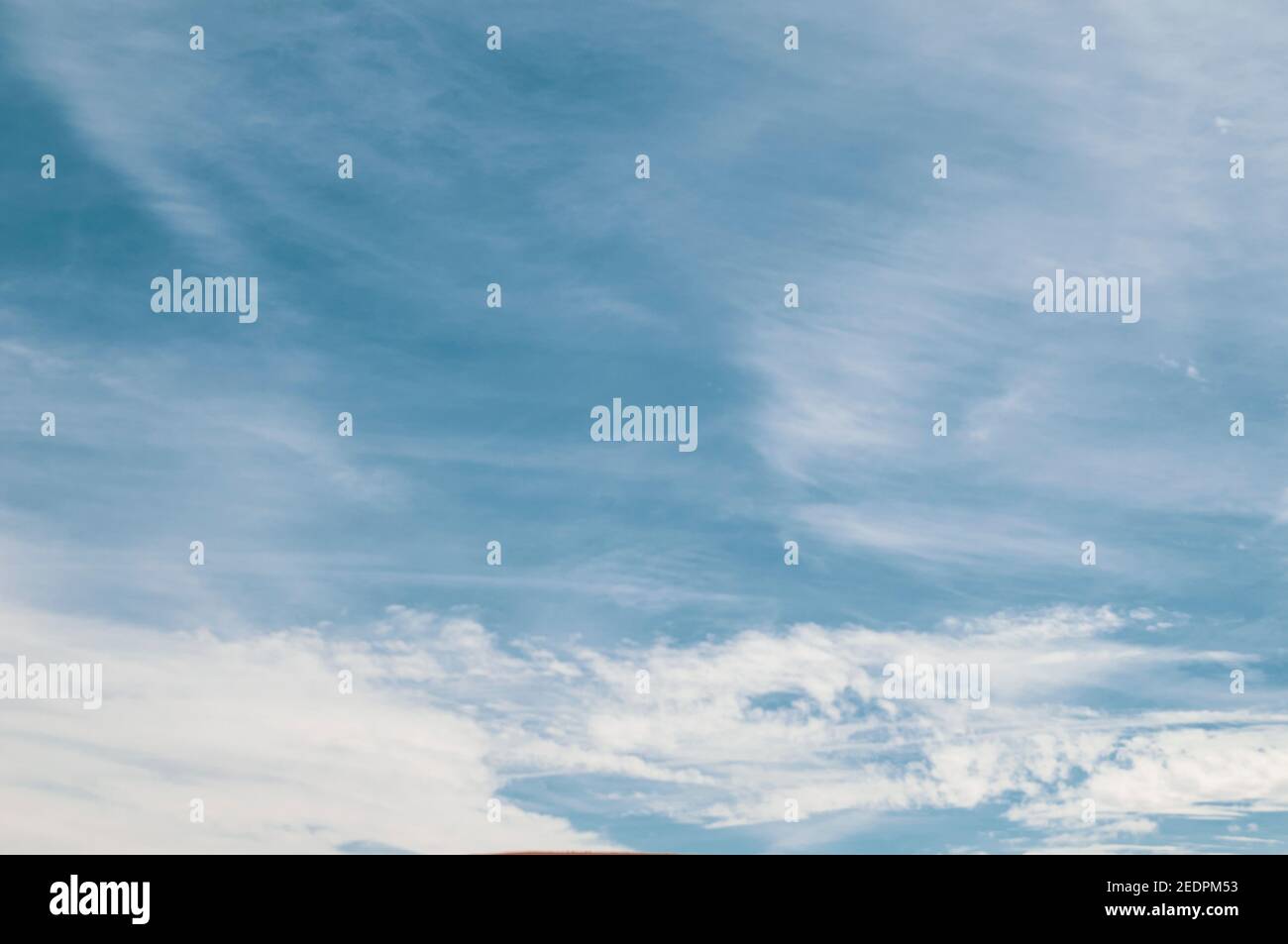 Blauer Wüstenhimmel Hintergrund mit hellen, weißen, Federwolken fotografiert in der Negev-Wüste, Israel im Februar Stockfoto