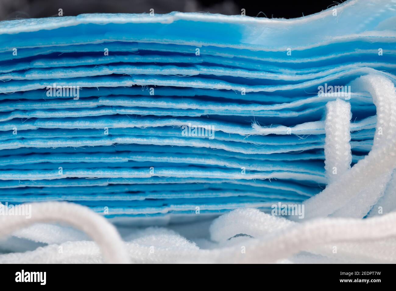 Gefaltete OP-Masken aus Polyesterfaser mit seitlichen Bändern Nahaufnahme Stockfoto