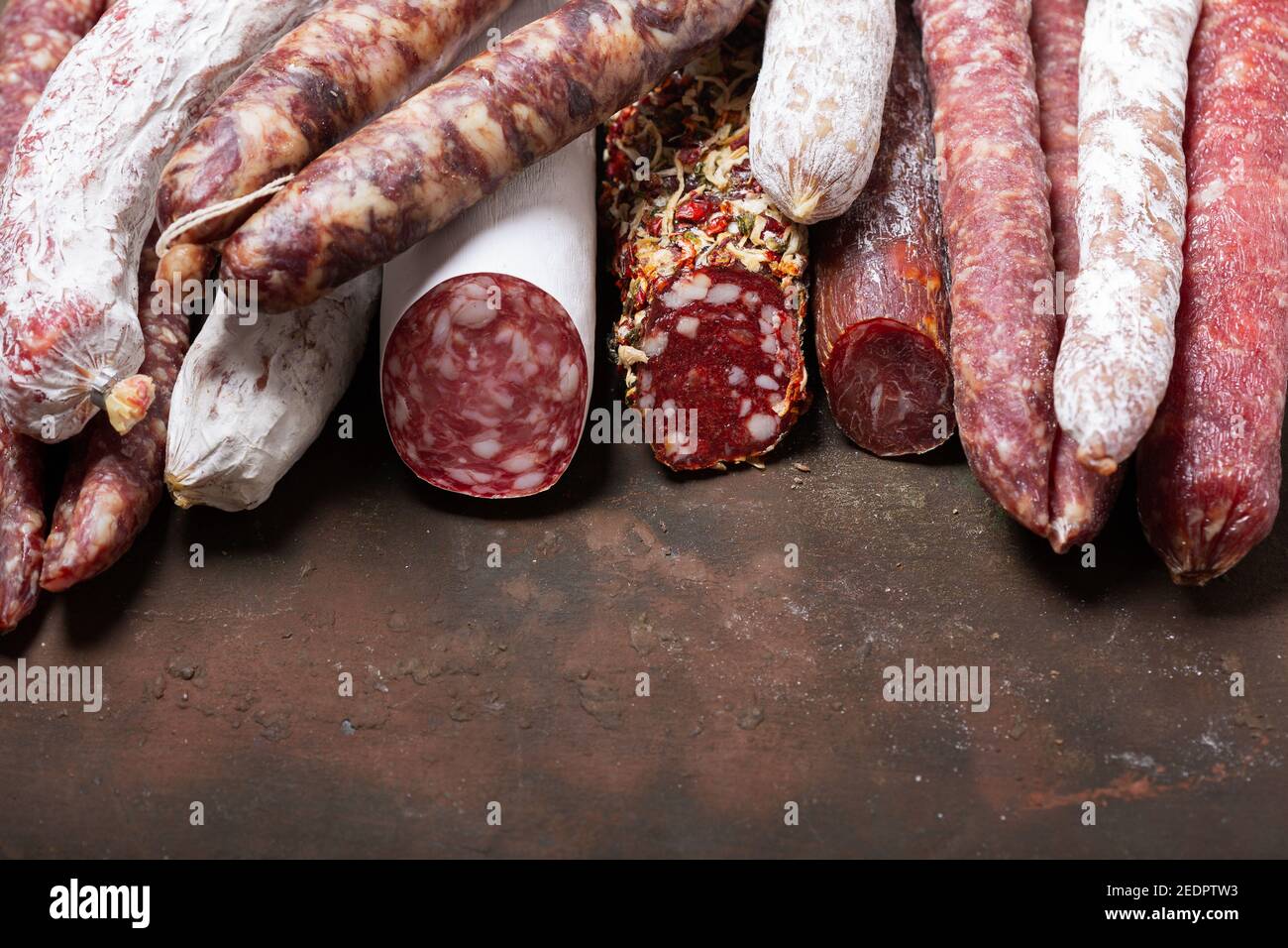 Verschiedene Arten der Salami und der Würste auf dem Tisch Stockfoto
