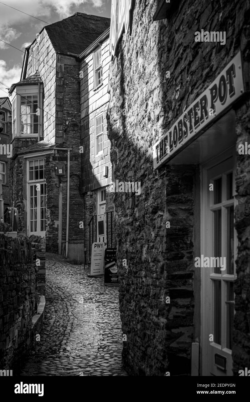 Leere gepflasterte Seitenstraße in Padstow. Alle Geschäfte geschlossen, keine Touristen oder Einheimische wegen der Pandemie-Sperre. Gibt das Aussehen von Zeiten längst vorbei. Stockfoto