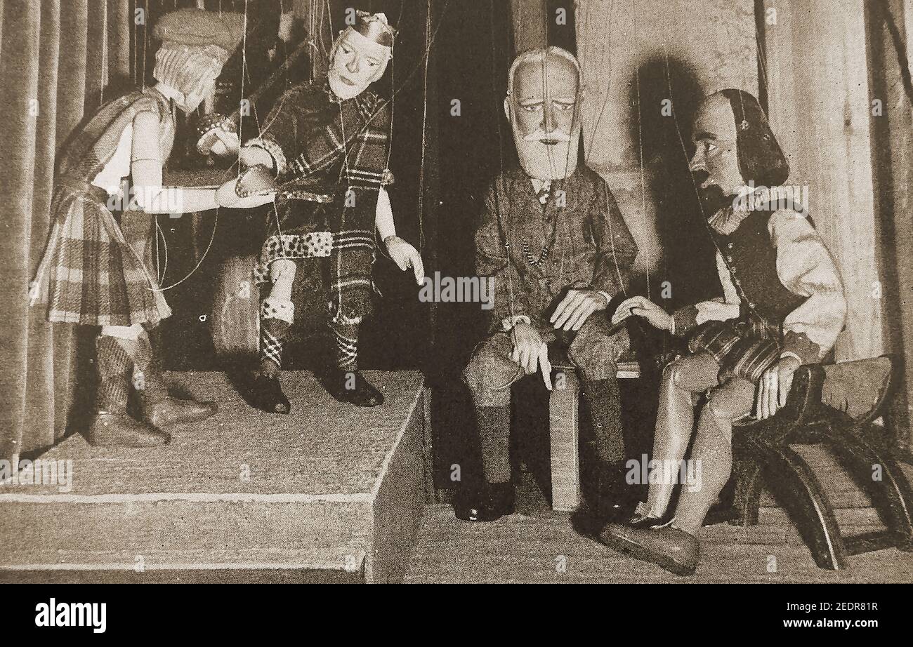 Eine sehr frühe gedruckte Fotografie eines Puppentheaters "Shakespeare V Shaw" von George Bernard Shaw im Puppentheater von Waldo S Lanchester. Waldo Sullivan Lanchester (1897–1978) war ein britischer Puppenspieler, der das Lanchester Marionettes (1935–1962) gründete, ein Puppentheater, das in Malvern und später in Stratford-upon-Avon, England, beheimatet war. Das Londoner Marionette Theatre war das erste, das Puppen im Fernsehen ausgestrahlt hat. Marionetten auf dem Foto sind Shaw, Shakespeare, Rob Roy und Macbeth. Nicht abgebildet sind Puppen für Captain Shotover und Ellie Dunn Stockfoto