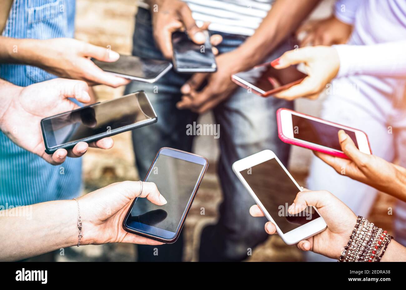 Freunde Gruppe mit süchtig Spaß zusammen mit Smartphones - Hände Teilen von Inhalten in sozialen Netzwerken mit dem mobilen Smartphone Stockfoto