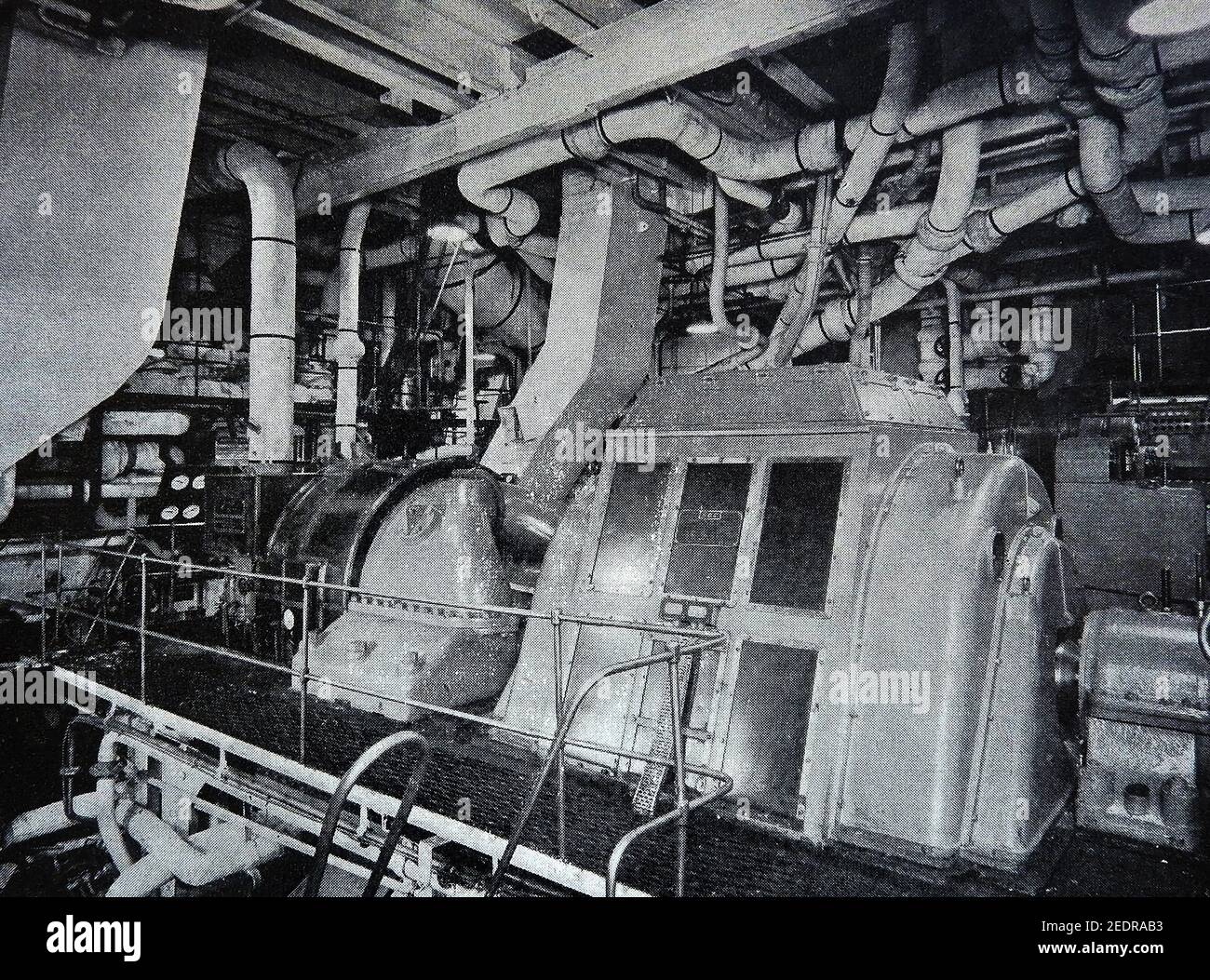 Ein frühes gedrucktes Foto des Maschinenraums an Bord des Turbo-Electric-Tankers TES (Turbo Electric Ship) SAN SILVESTRE (aka Silvestre), der von Swan Hunter auf der Haverton Hill Werft 1948 /1949 für Eagle Oil gebaut wurde. Alle ihre Antriebsmaschinen und elektrischen Geräte wurden von der GEC unterstützt. 1961 aufgelöst. Stockfoto