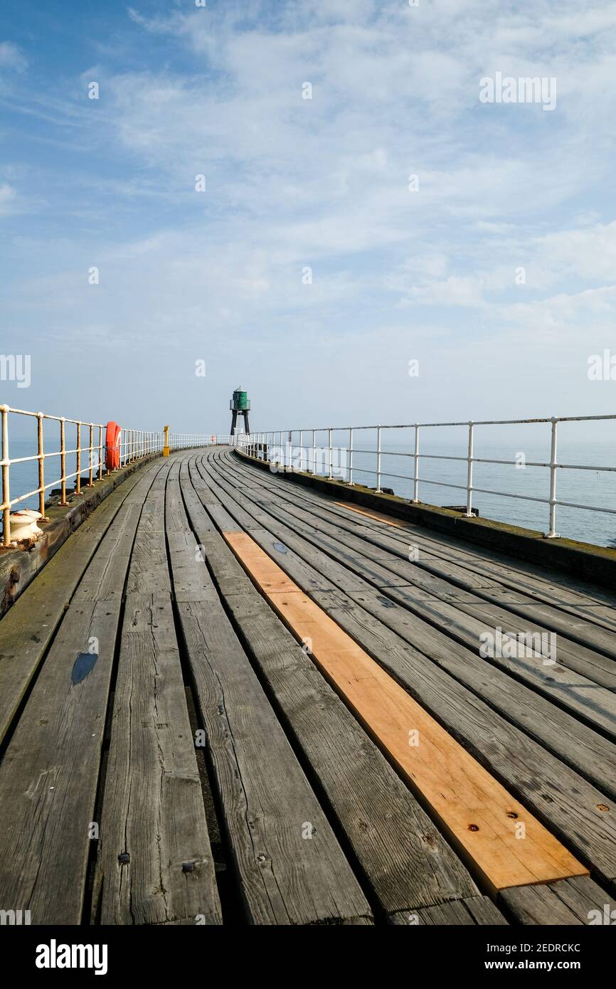 Boardwalk am Whitby Harbour an der Yorkshire Coast, Großbritannien. Stockfoto