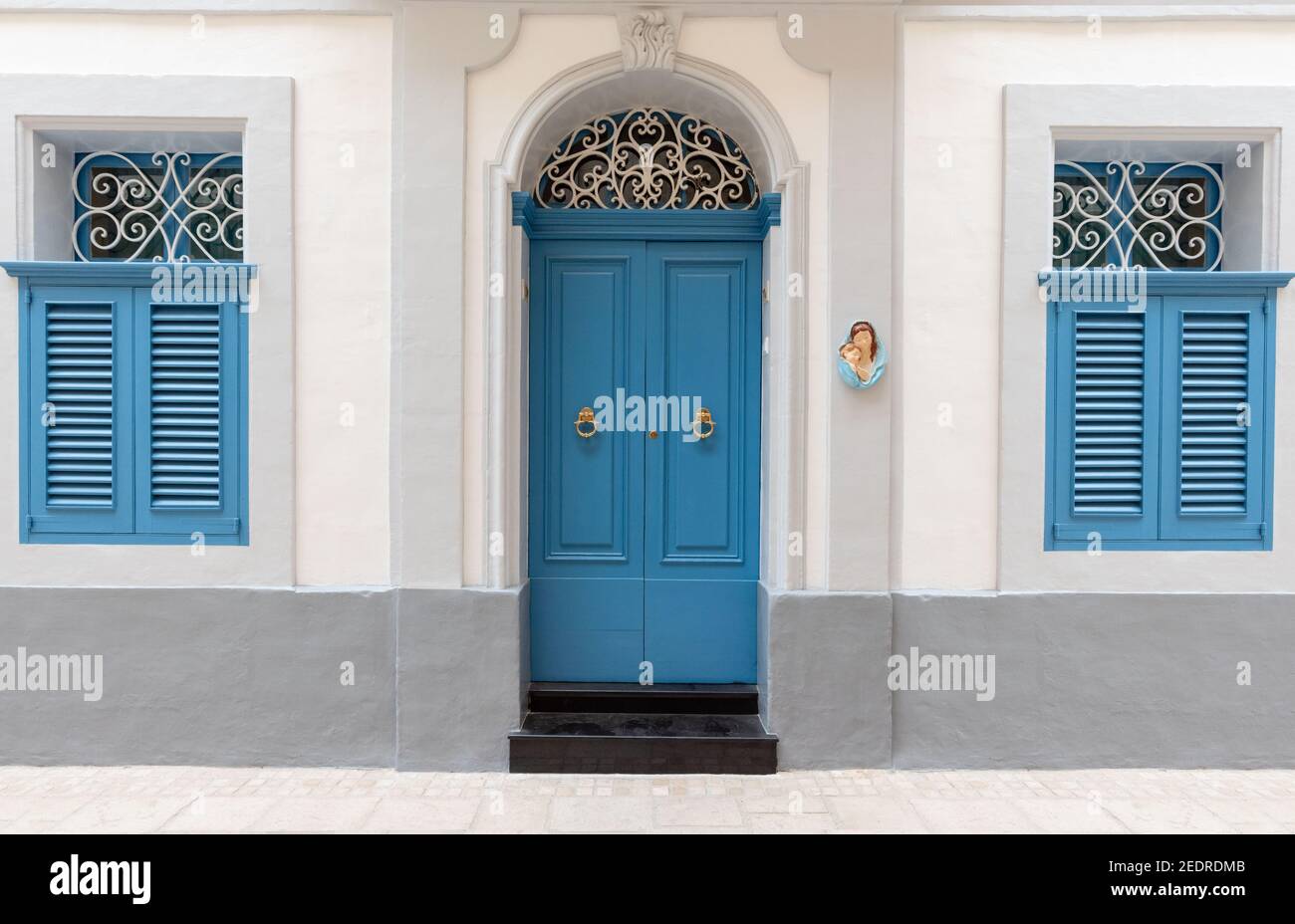 Elegantes maltesisches Stadthaus mit blauen Fensterläden und Front Tür in Mdina Malta Stockfoto