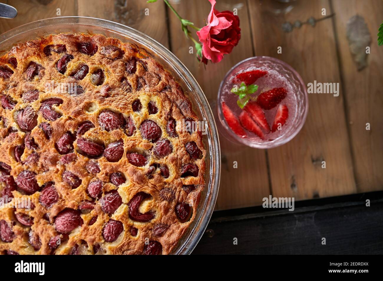 Clafoutis mit Kirsche auf Holzhintergrund, traditionelles französisches Süßfrucht-Dessert. Stockfoto