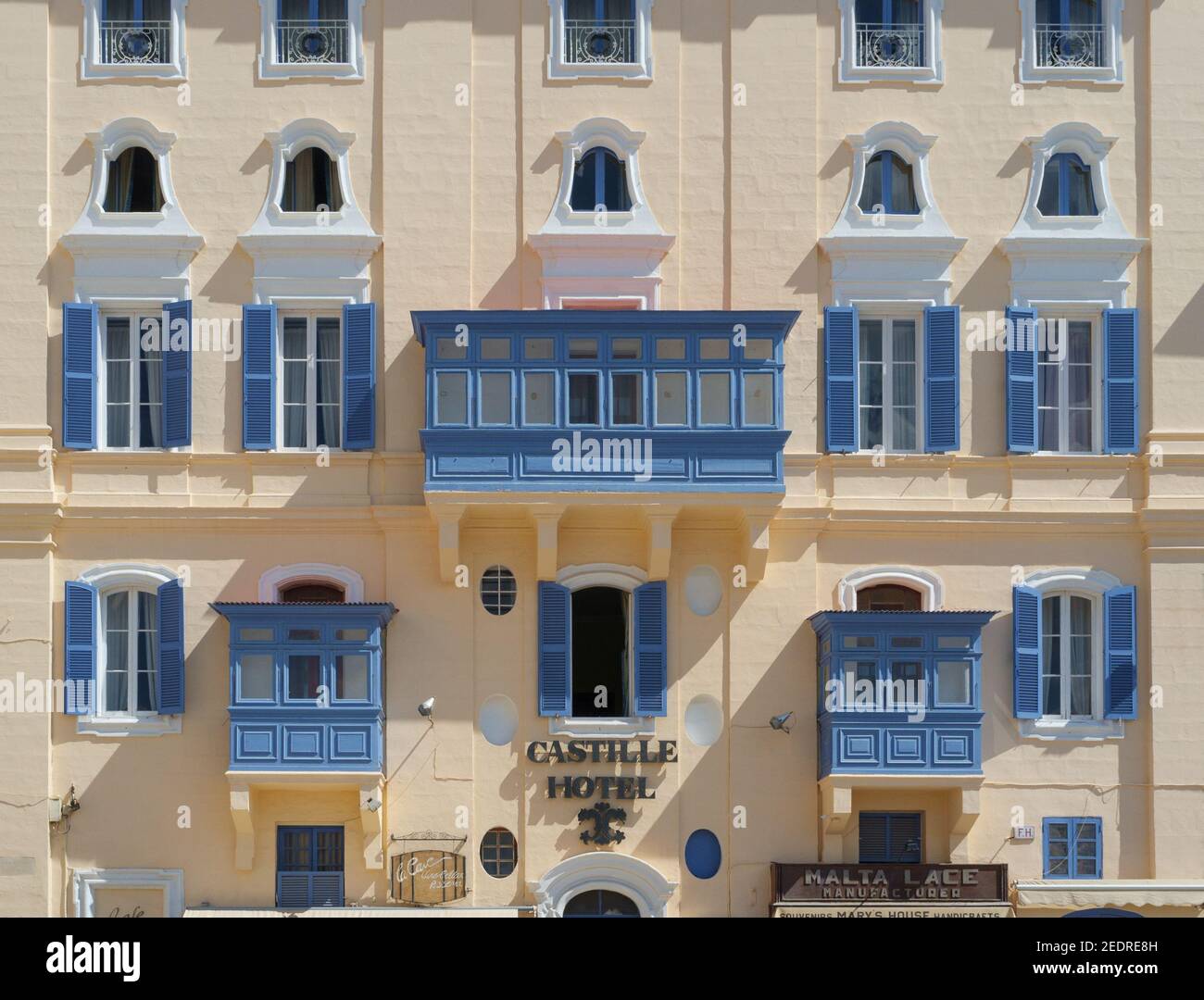 Traditionelle maltesische Holzbalkone und Fenster zum Castille Hotel, Castille St, Valletta Malta Stockfoto