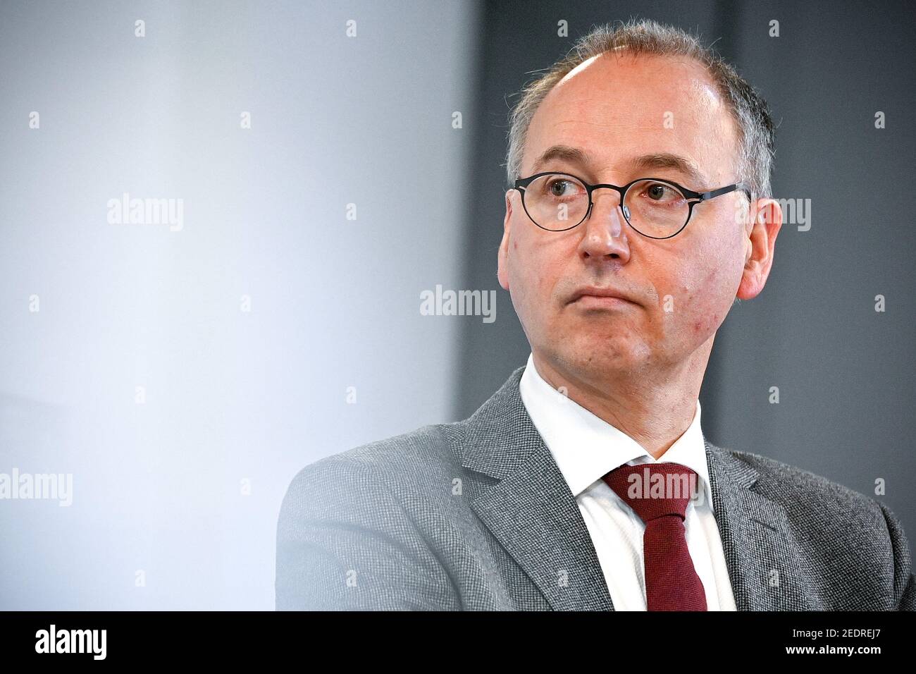 Wuppertal, Deutschland. Februar 2021, 15th. Werner Baumann, Vorstandsvorsitzender des deutschen Pharmaunternehmens Bayer AG, bei einer Pressekonferenz im Anschluss an einen Besuch am künftigen Produktionsstandort des Corona-Impfstoffes CVnCoV von CureVac am Standort der Bayer AG. Die Herstellung des CureVac-Impfstoffes soll unter anderem im Bayer-Biotechnologiezentrum in Wuppertal erfolgen. Quelle: Sascha Steinbach/EPA POOL/dpa/Alamy Live News Stockfoto