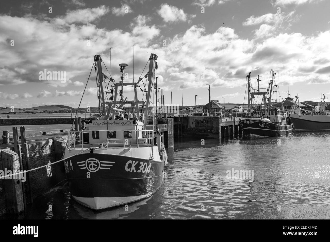 Festgetäute Fischerboote, die auf der Flut im Hafen von Padstow schwimmen, inaktiv und ruhig wegen der pandemischen Sperre. Stockfoto