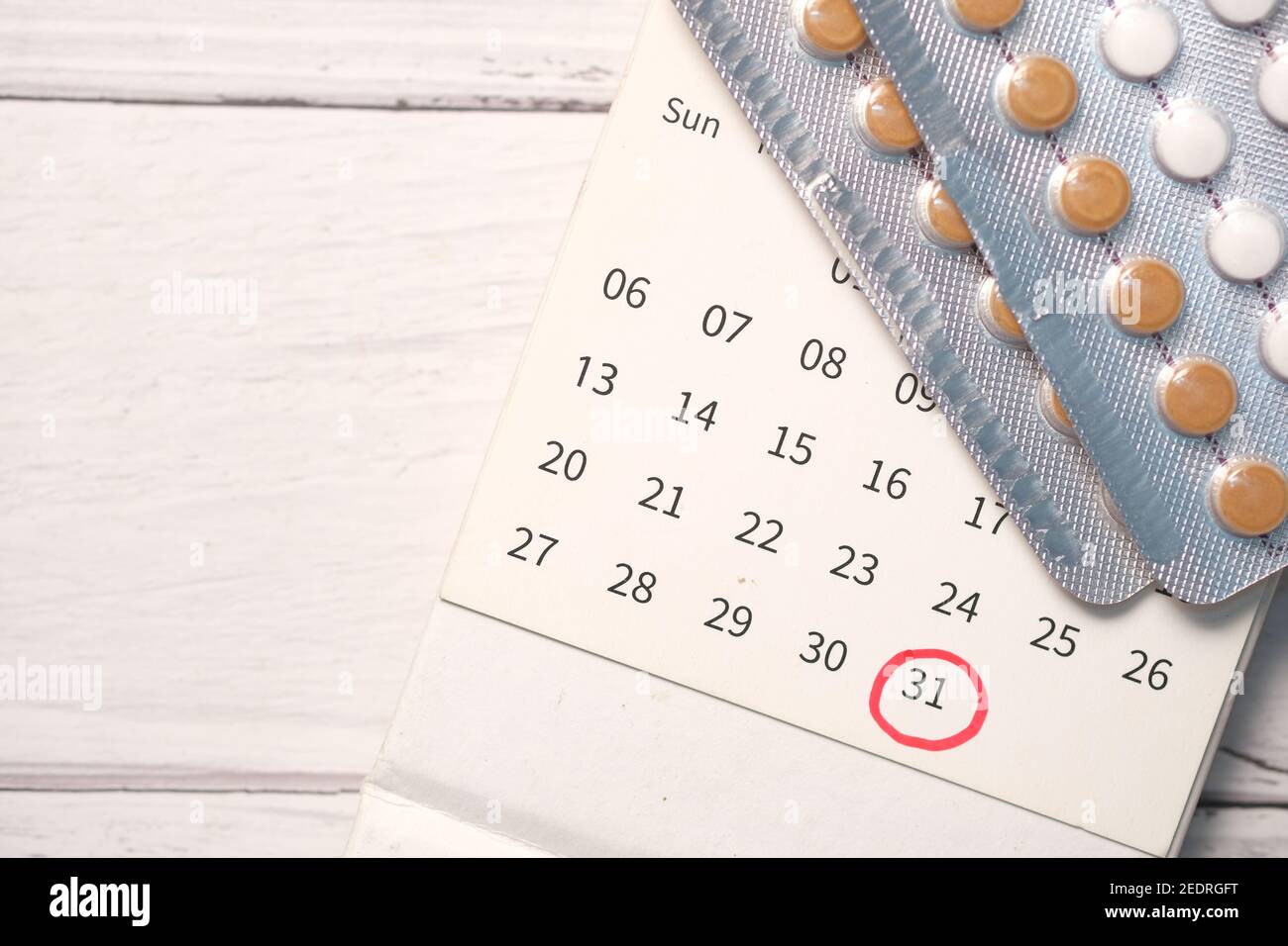 Geburtenkontrolle Pillen, Kalender und Notizblock auf dem Tisch Stockfoto