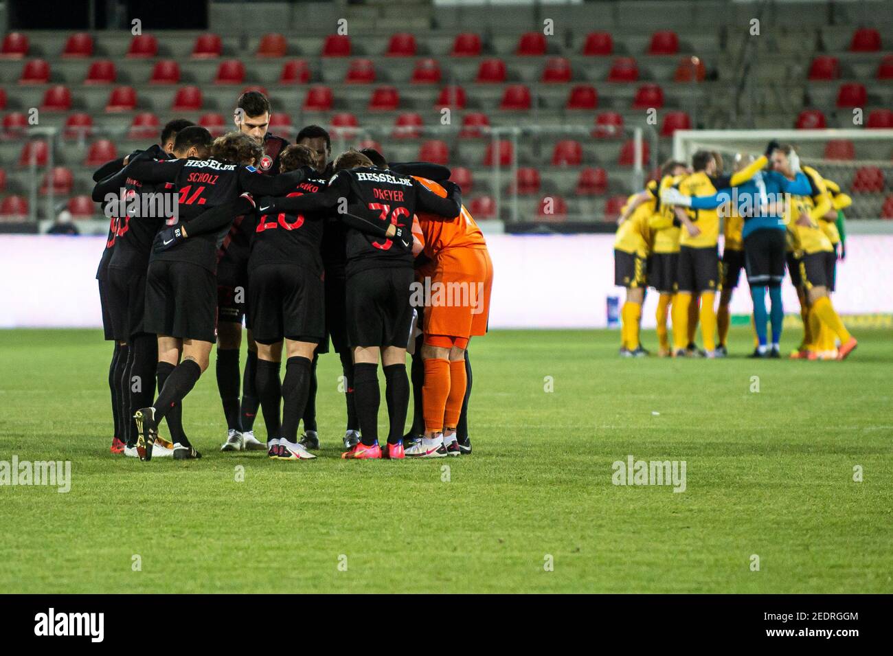 Herning, Dänemark. 14th, Februar 2021. Die Spieler des FC Midtjylland vereinen sich im Kreis vor dem Superliga-Spiel 3F zwischen FC Midtjylland und AC Horsens in der MCH Arena in Herning. (Foto: Gonzales Photo - Morten Kjear). Stockfoto