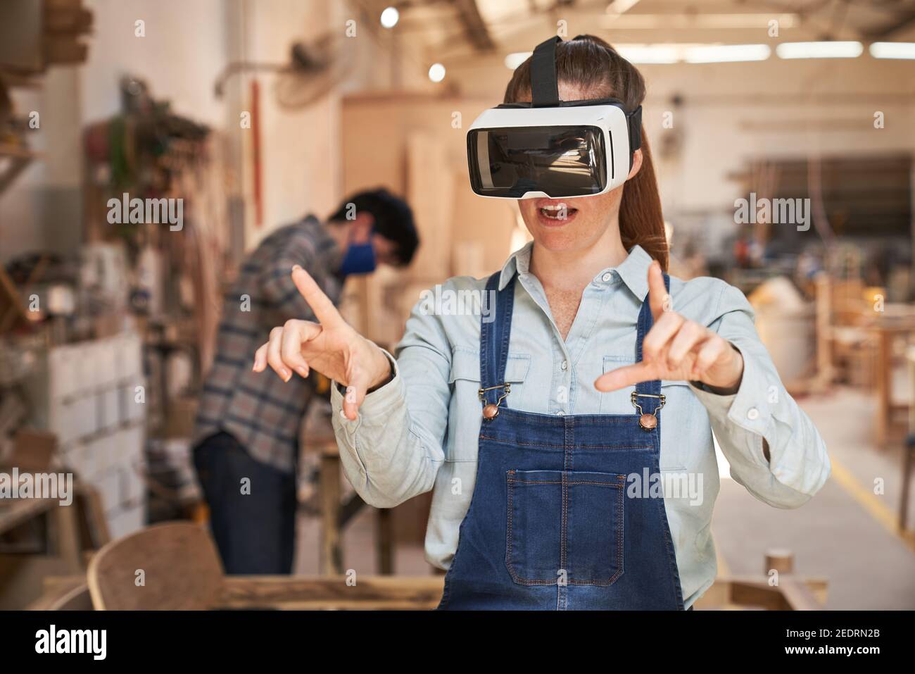 Handwerker Frau mit VR-Brille während der Visualisierung im Handwerk Geschäft der Zukunft Stockfoto