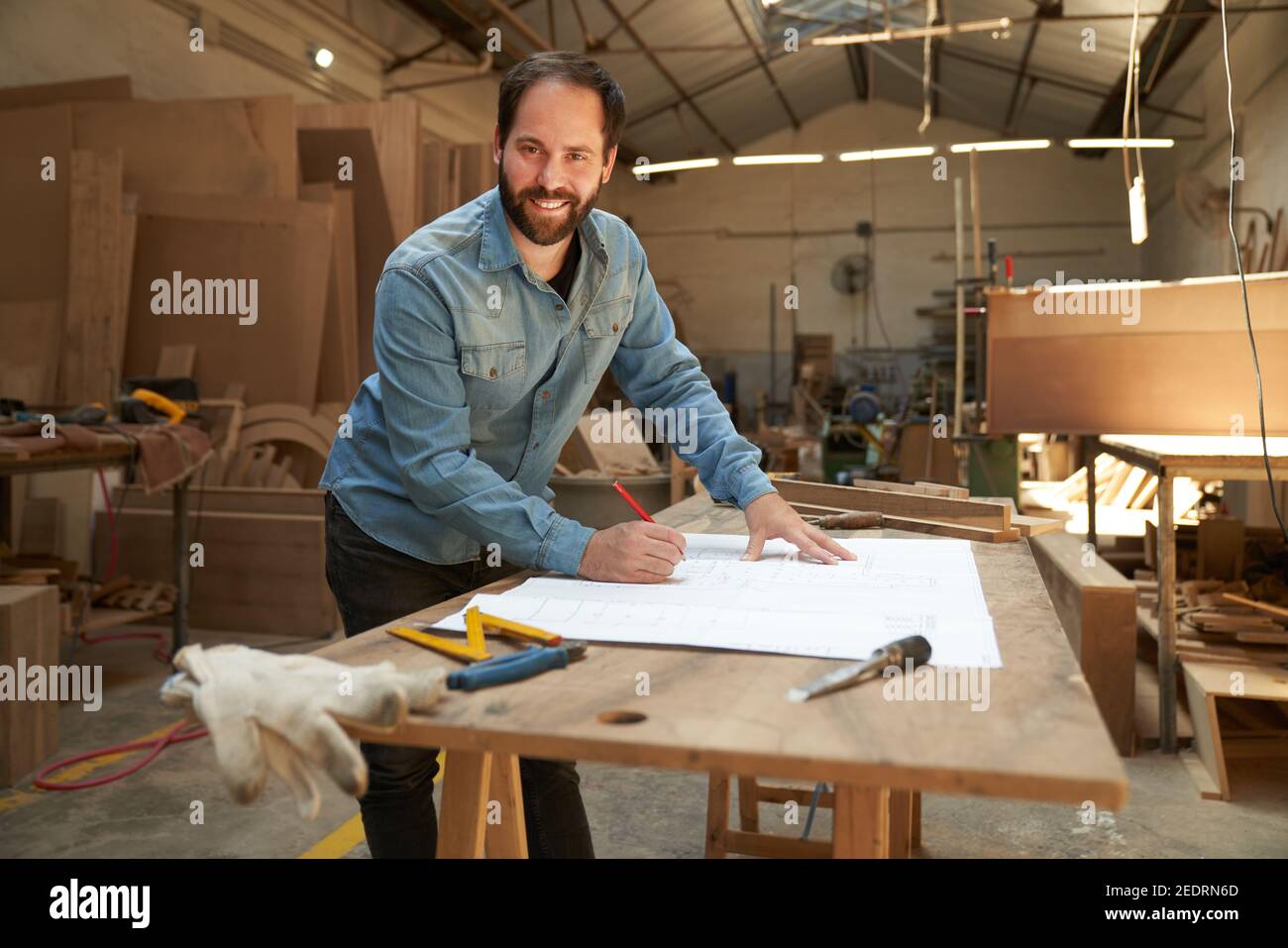 Start-up-Gründer und kreativer Architekt zeichnet einen Grundriss ein Der Workshop Stockfoto