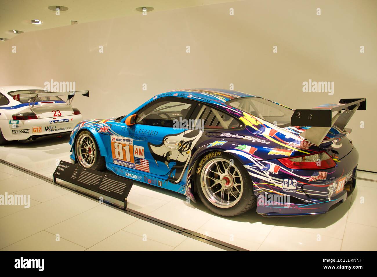 Blauer Porsche 911 GT3 RSR Racecar PM-Display im Porsche Museum in  Stuttgart Stockfotografie - Alamy