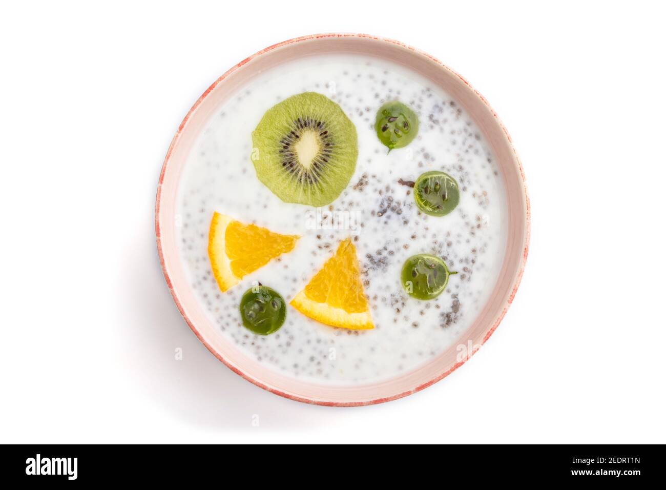 Joghurt mit Kiwi, Stachelbeere, Chia in Keramikschale isoliert auf weißem Hintergrund. Draufsicht, Nahaufnahme. Stockfoto