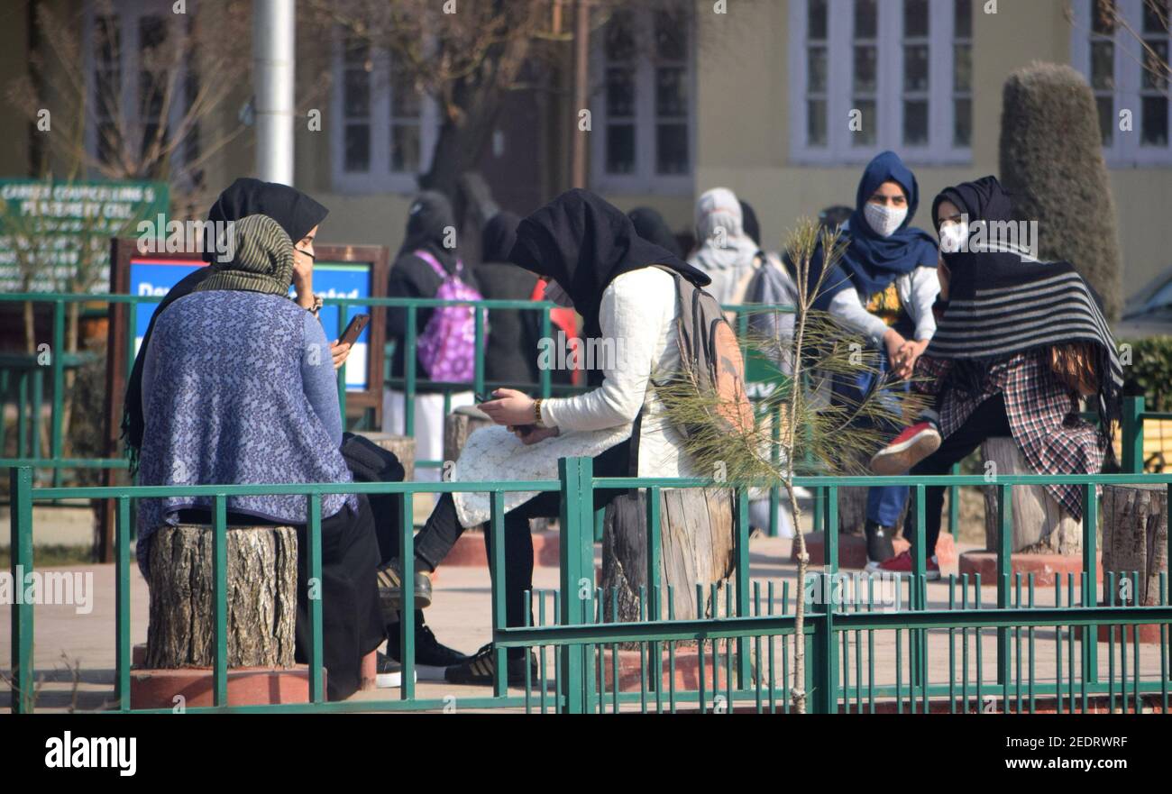 Srinagar, 15th. Februar 2021. Schüler warten vor den Klassenzimmern. Colleges wurden wegen des Coronavirus geschlossen. Nach 12 Monaten haben die Colleges wieder geöffnet. Stockfoto