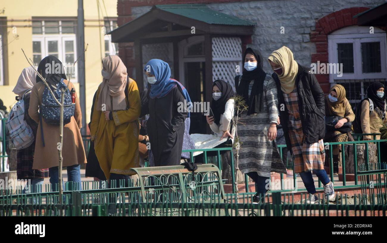 Srinagar, 15th. Februar 2021. Die Schüler betreten das Klassenzimmer. Colleges wurden wegen des Coronavirus geschlossen. Nach 12 Monaten haben die Colleges wieder geöffnet. Stockfoto