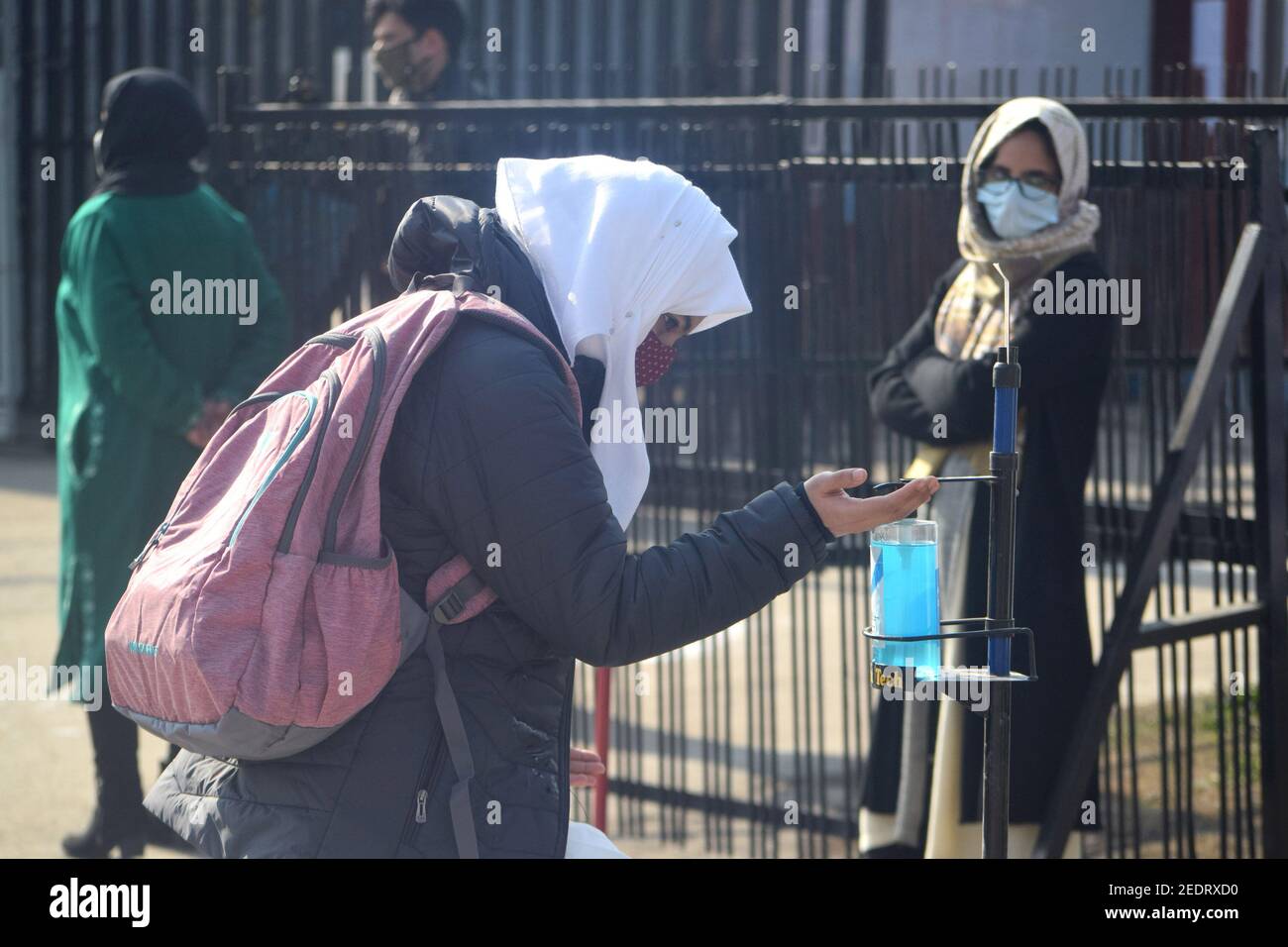 Srinagar, 15th. Februar 2021. Ein Schüler wäscht sich die Hände. Colleges wurden wegen des Coronavirus geschlossen. Nach 12 Monaten haben die Colleges wieder geöffnet. Stockfoto