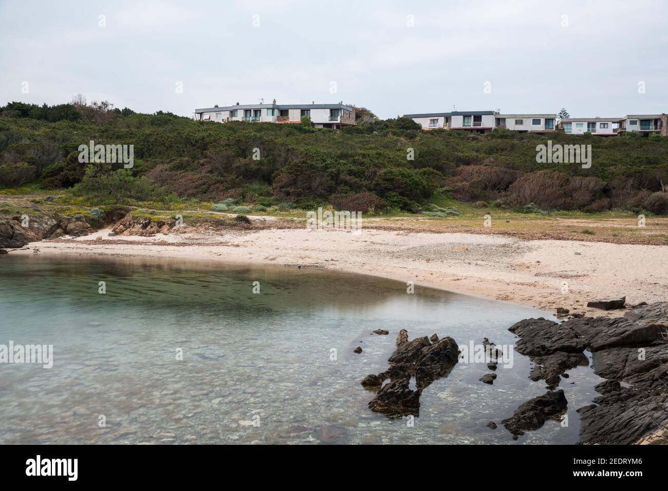 Ein Blick über Cala Lupo Beach an einem sonnigen Tag Stockfoto