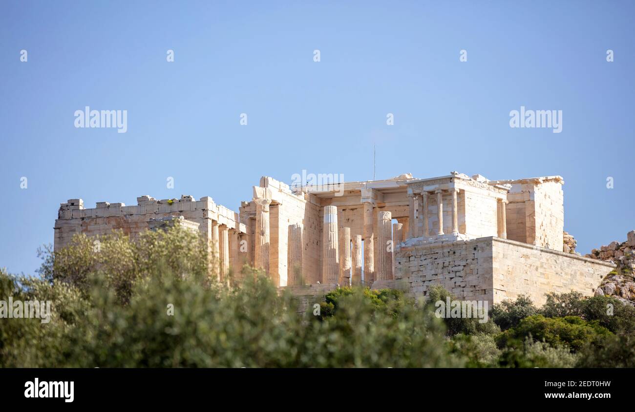 Akropolis von Athen Griechenland Felsen und Parthenon auf blauem Himmel Hintergrund, sonniger Tag. Blick von der Dionisiou areopagitou Straße Stockfoto