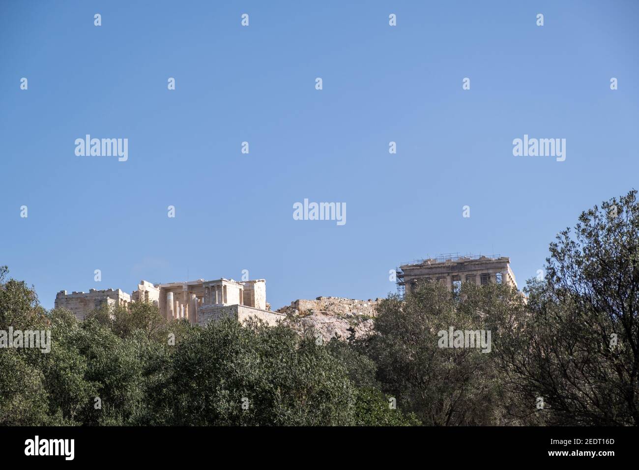 Akropolis von Athen Griechenland Felsen und Parthenon auf blauem Himmel Hintergrund, sonniger Tag. Blick von der Dionisiou areopagitou Straße Stockfoto