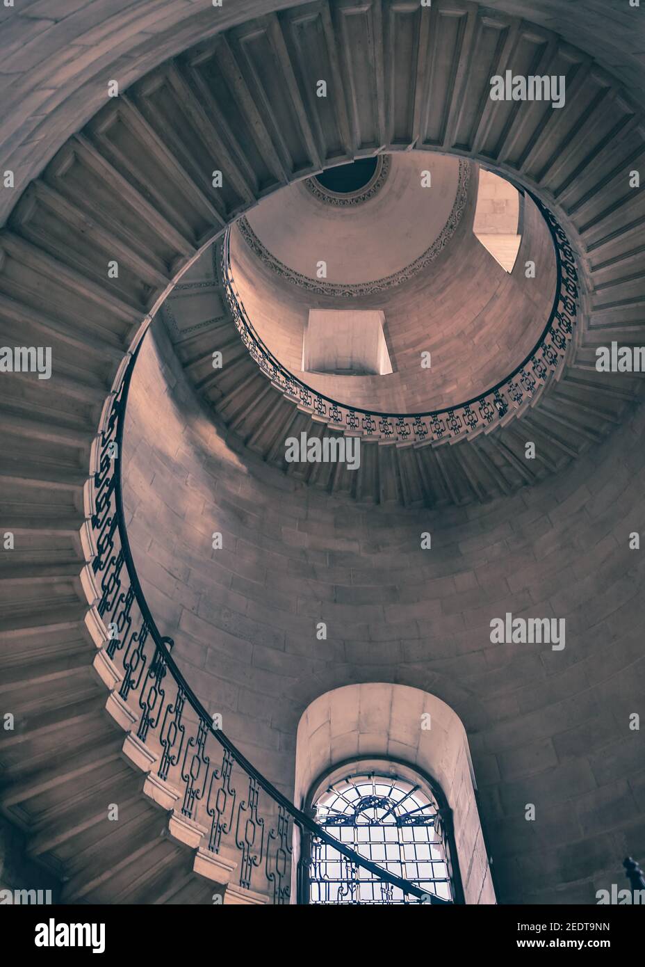 Die Dean's Staircase, St Paul's Cathedral, sehen Sie die Wendeltreppe hinauf, die in den Harry Potter Filmen, London, Großbritannien, als das Treppenhaus der Weissagung berühmt wurde Stockfoto