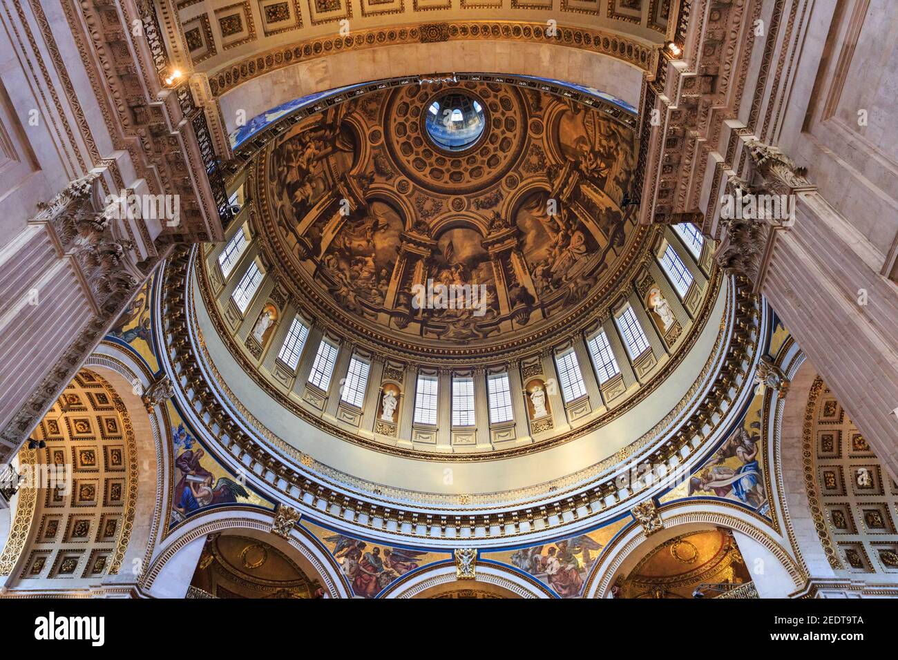 St. Paul's Cathedral Innenraum, Blick bis zur inneren Kuppel Deckendekoration und Gemälde von Sir James Thornhill, London, England Stockfoto