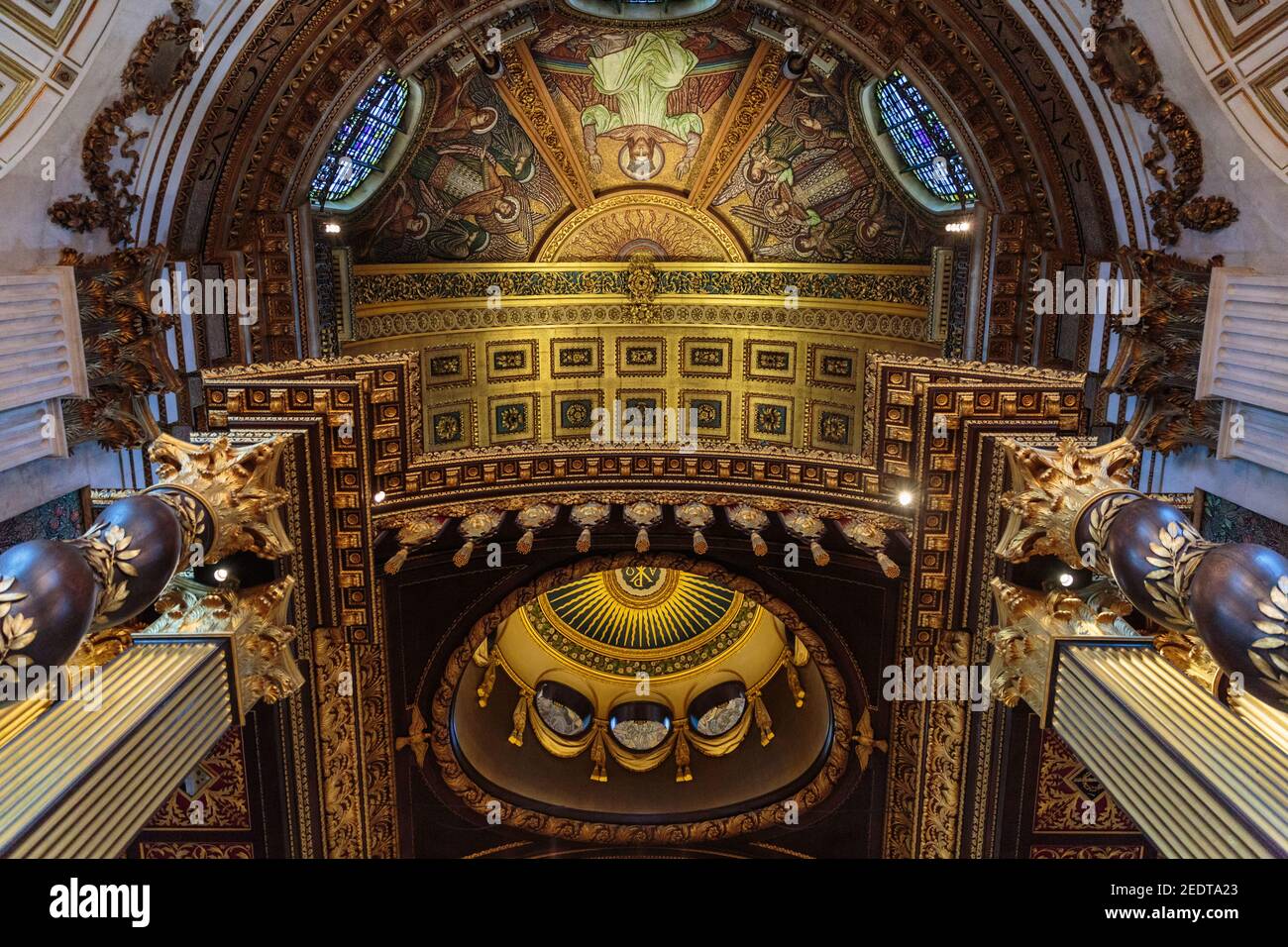 Die St Paul's Kathedrale, bis zu den Wandgemälden, Skulpturen und vergoldeten Dekorationen der Decke über dem Hochaltar, London UK Stockfoto