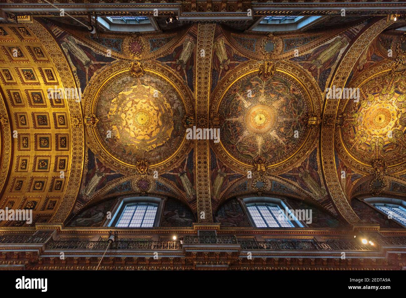 Die Quire Decke, St. Paul's Cathedral Innenraum, Blick bis zu den Wandmalereien, Schnitzereien und vergoldeten Dekorationen, London, England, Großbritannien Stockfoto