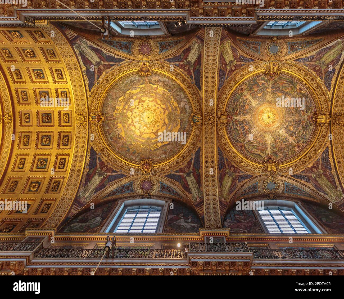 Die Quire Decke, St. Paul's Cathedral Innenraum, Blick bis zu den Wandmalereien, Schnitzereien und vergoldeten Dekorationen, London, England, Großbritannien Stockfoto