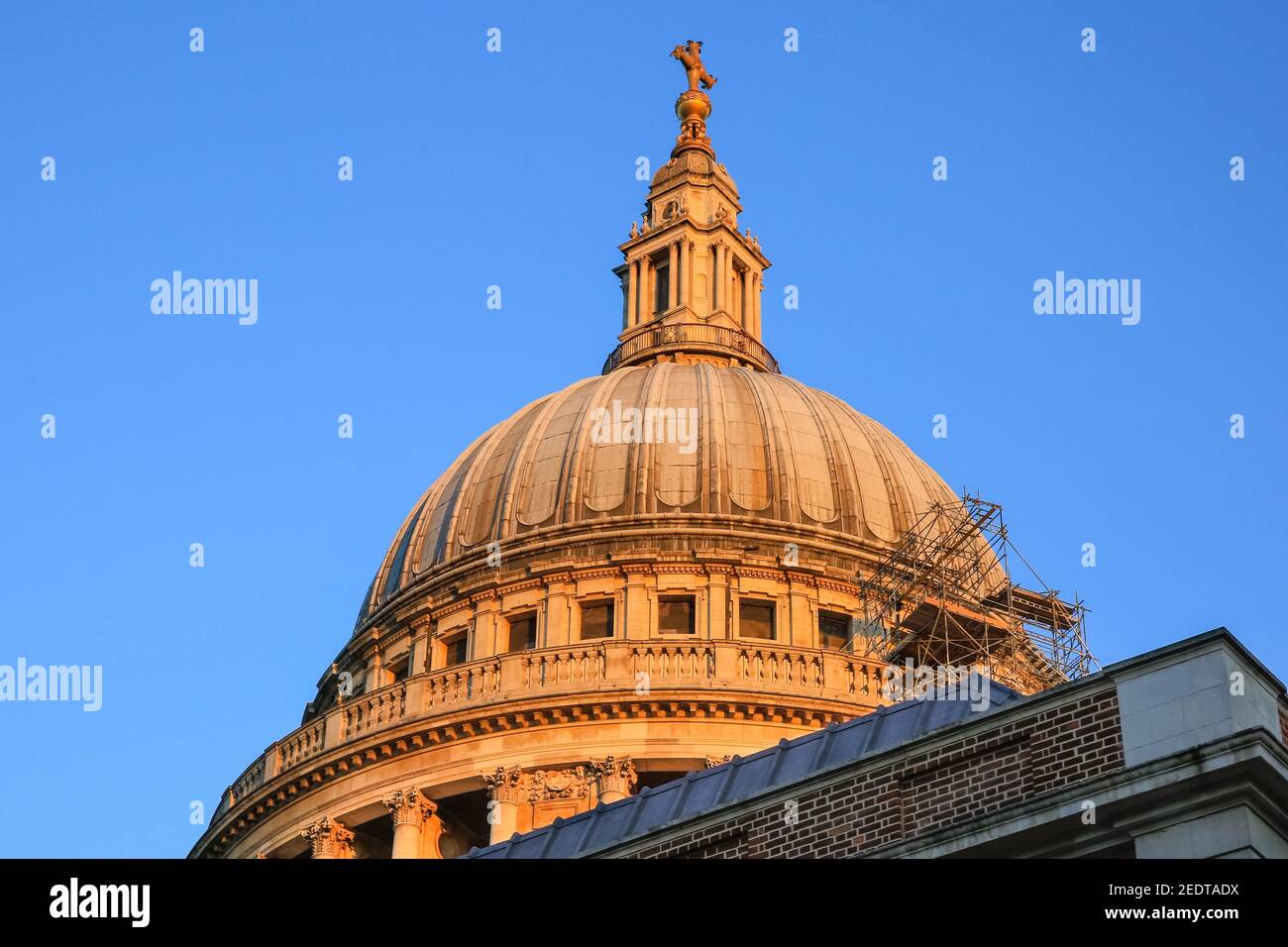St Paul's Cathedral, oben auf der Kuppel mit Restaurierungs- und Reparaturarbeiten Gerüst, London, England, Großbritannien Stockfoto