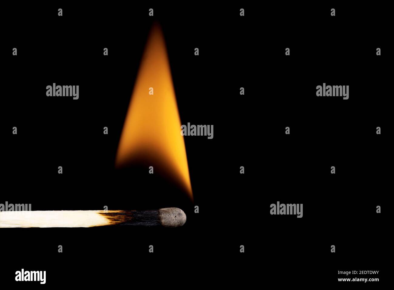 Nahaufnahme eines brennenden Streichhölzens vor schwarzem Hintergrund. Stockfoto