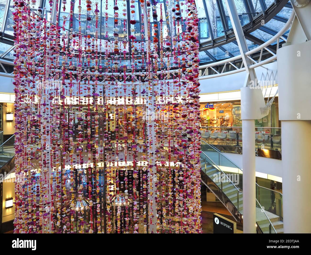 Bar oder Cafe im berühmten Einkaufszentrum Schadow Arkaden Düsseldorf geschlossen während Corona Pandemien Stockfoto