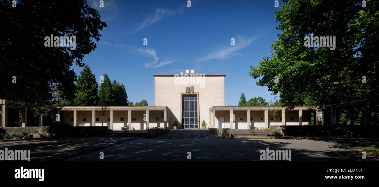 Köln, Deutschland - 31. August 2015: Historische Trauerhalle und Krematorium auf dem kölner Westfriedhof Stockfoto