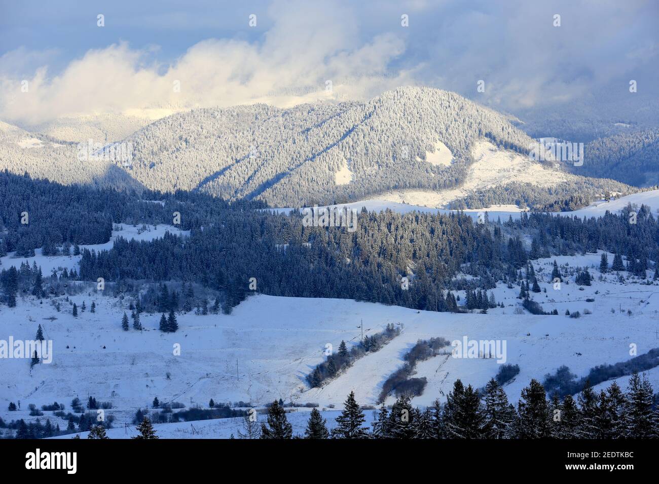 Winterlandschaft in den ukrainischen Karpaten Stockfoto