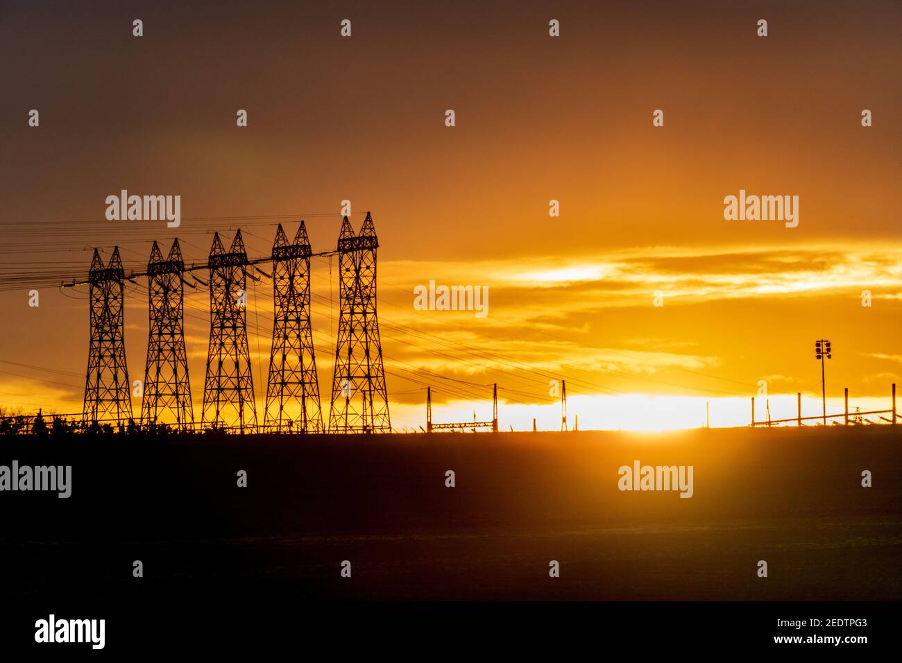 Hochspannungs-elektrischer Turm auf Sonnenuntergang Zeit und Himmel auf Sonnenuntergang Hintergrund. Power Tower Stockfoto