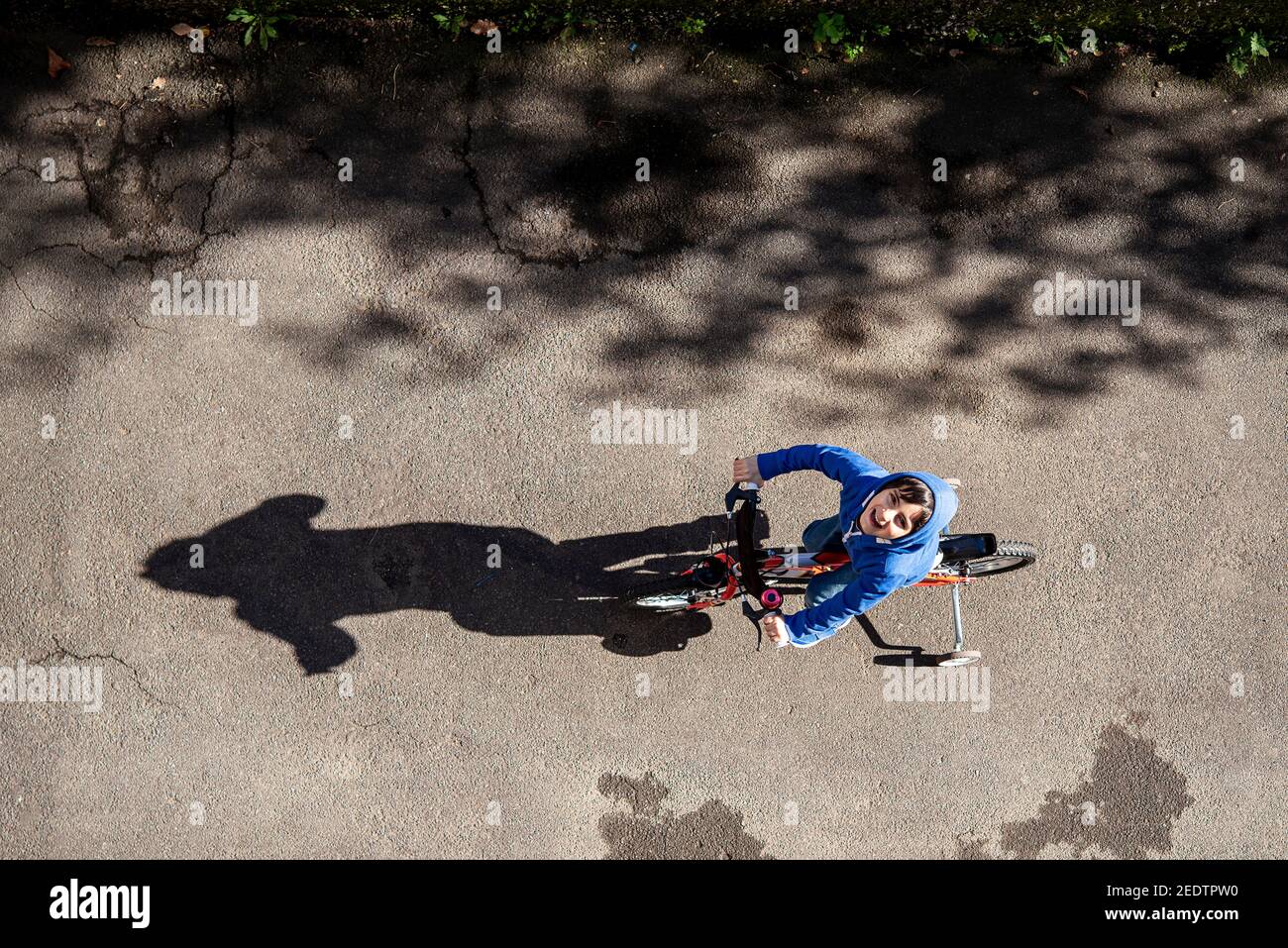 Kind Radfahren auf Straße Draufsicht Stadtszene genießen und Lächelnd Stockfoto