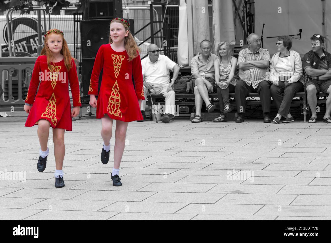 BlackRock School of Irish Dance Dancers treten im Juni beim Wimborne Folk Festival in Wimborne, Dorset, Großbritannien auf Stockfoto