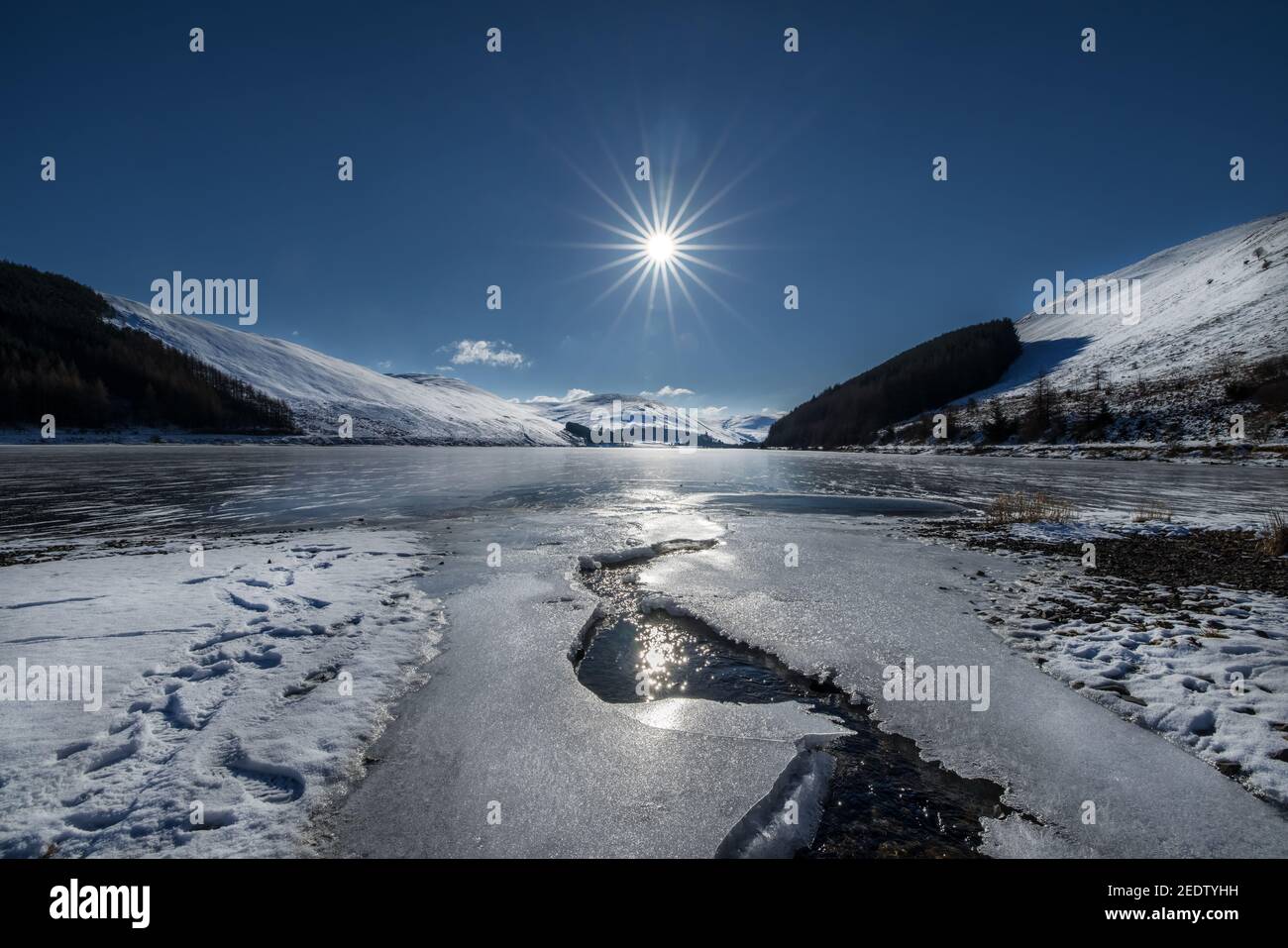 Gefrorenes Loch der Lowes im Yarrow Valley im Süden Hochland am St Mary's Loch in der Nähe von Selkirk Scottish Borders Scotland Stockfoto