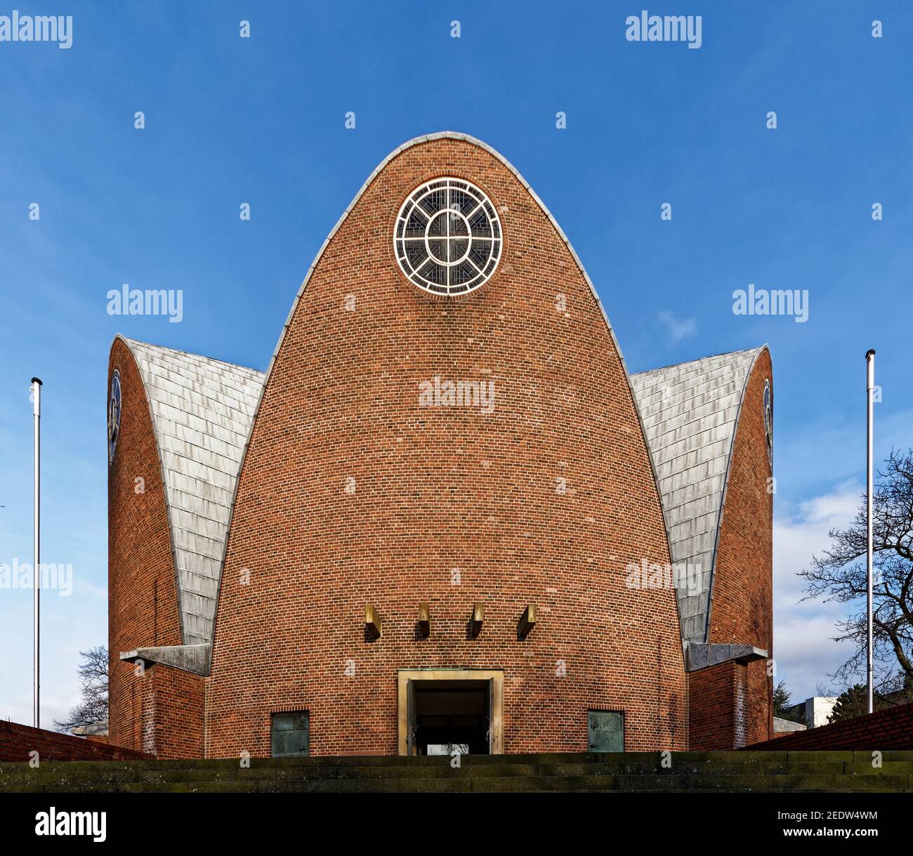 Das moderne Kirchengebäude St. Engelbert wird im Volksmund auch Zitronenpresse genannt Stockfoto