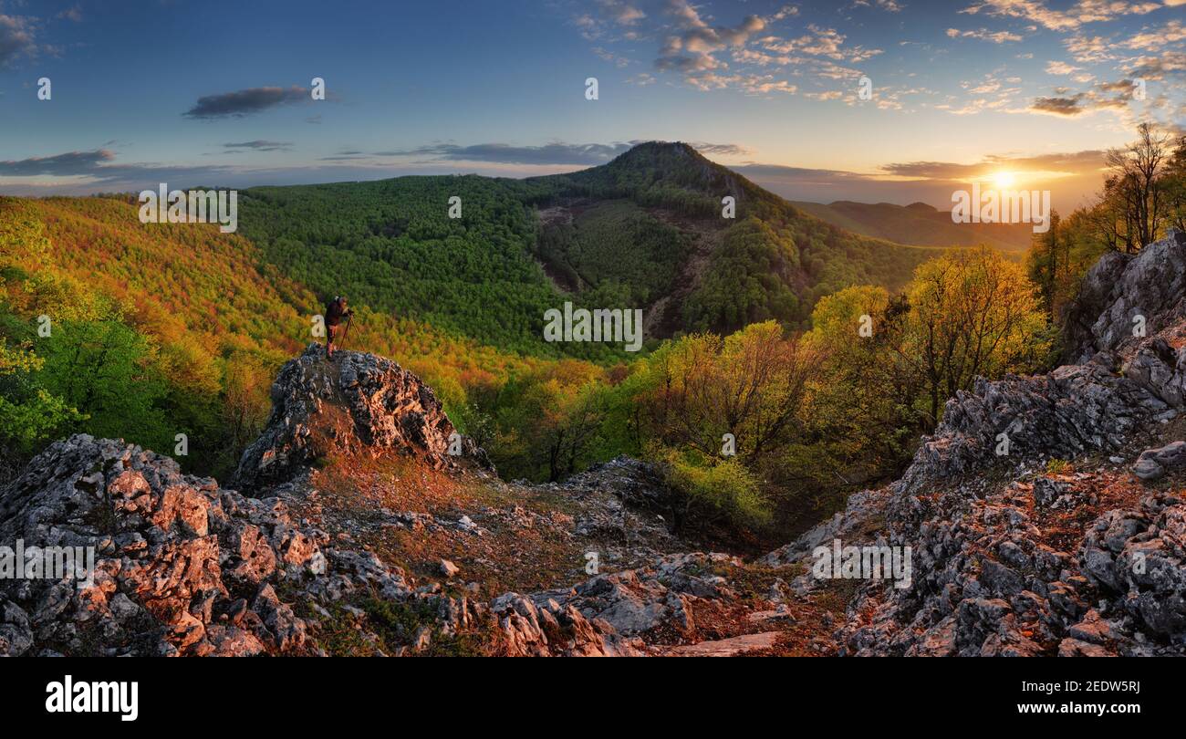 Schöner Sonnenaufgang in Bergen mit Sonne - Panorama Stockfoto