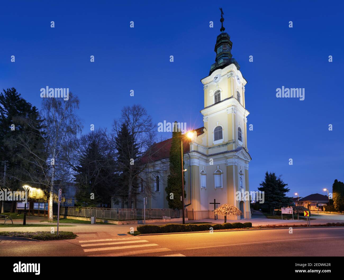 Kirche im Dorf Voderady - Slowakei in der Nacht Stockfoto