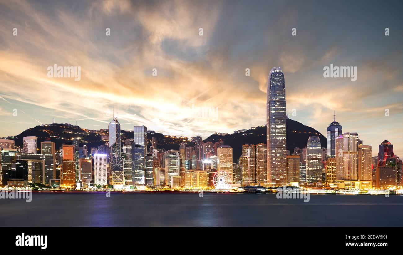Hongkong bei Sonnenuntergang, Skyline von China Stockfoto